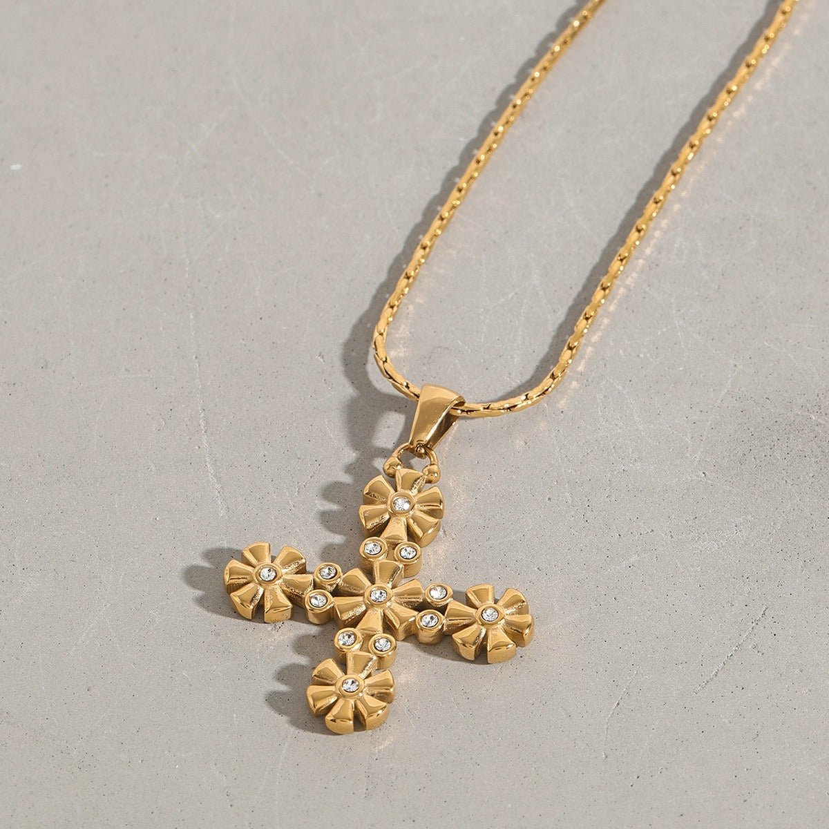 18K gold cross with flower - shaped design exquisite and fashionable necklace - mavazie