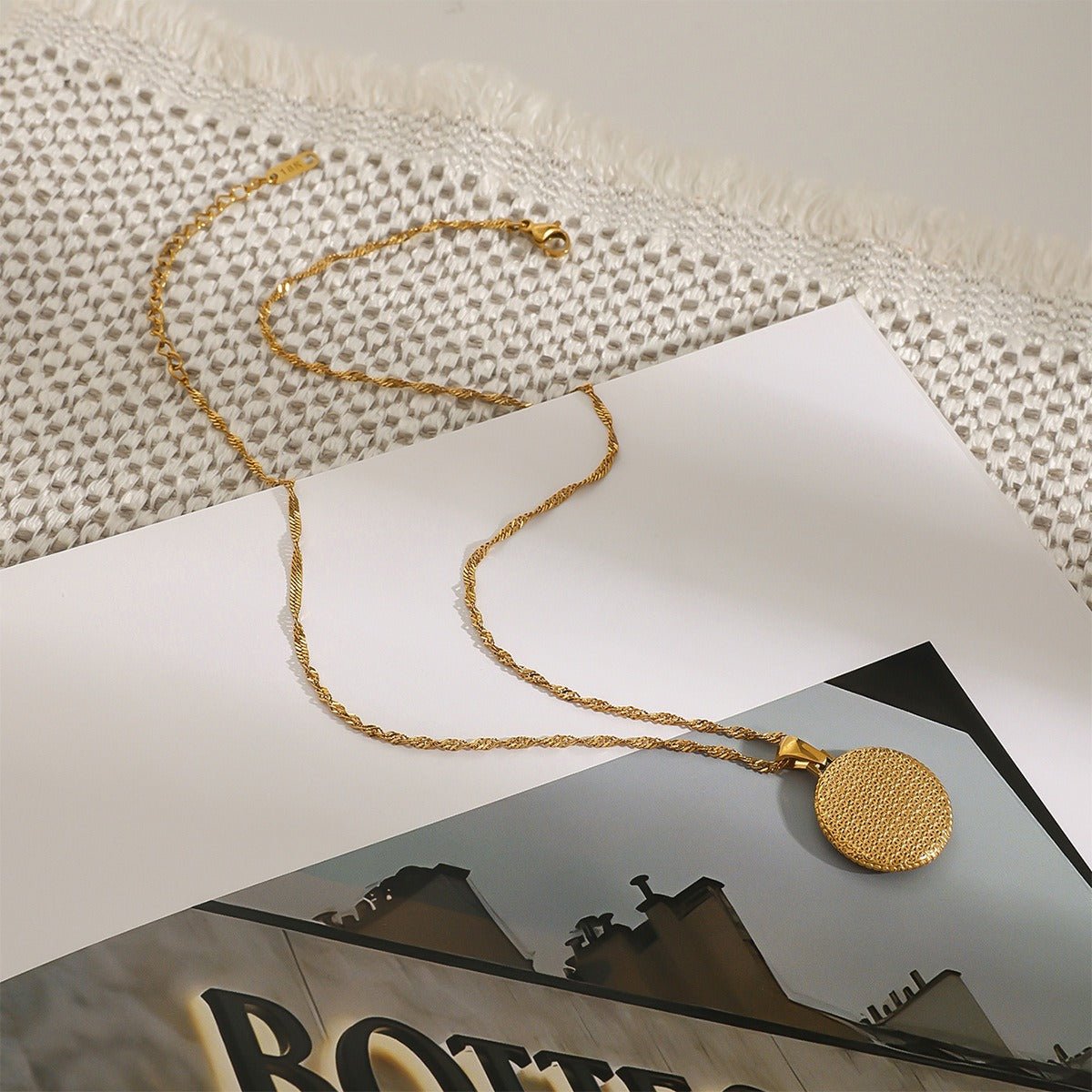 18K gold round necklace with eight - pointed star design, classic and fashionable - mavazie